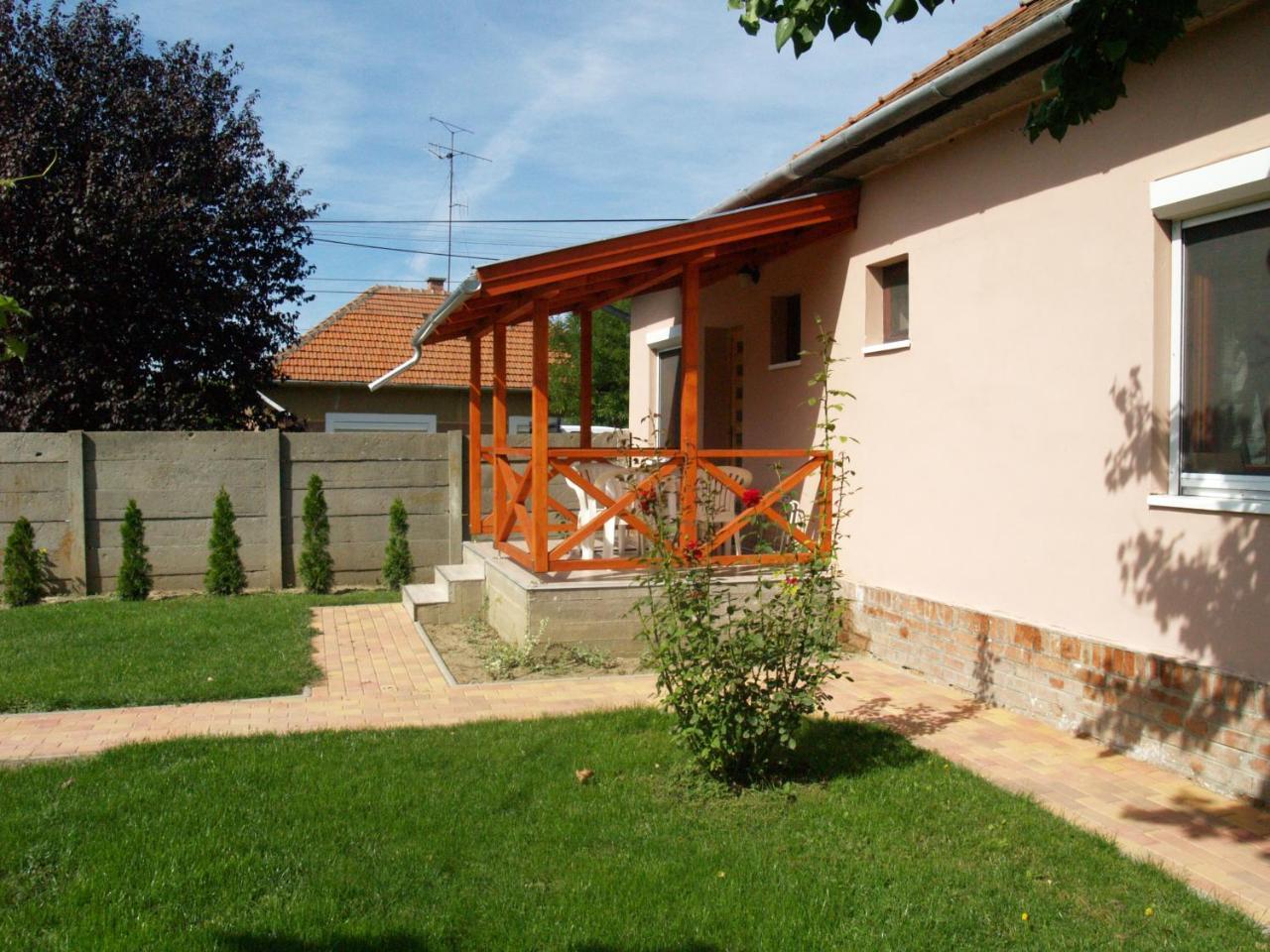 Liliom Apartman Дьюла Екстер'єр фото