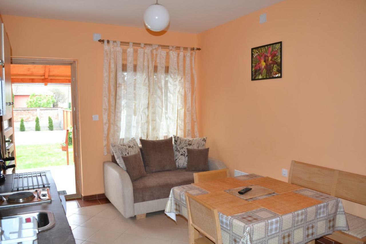 Liliom Apartman Дьюла Екстер'єр фото