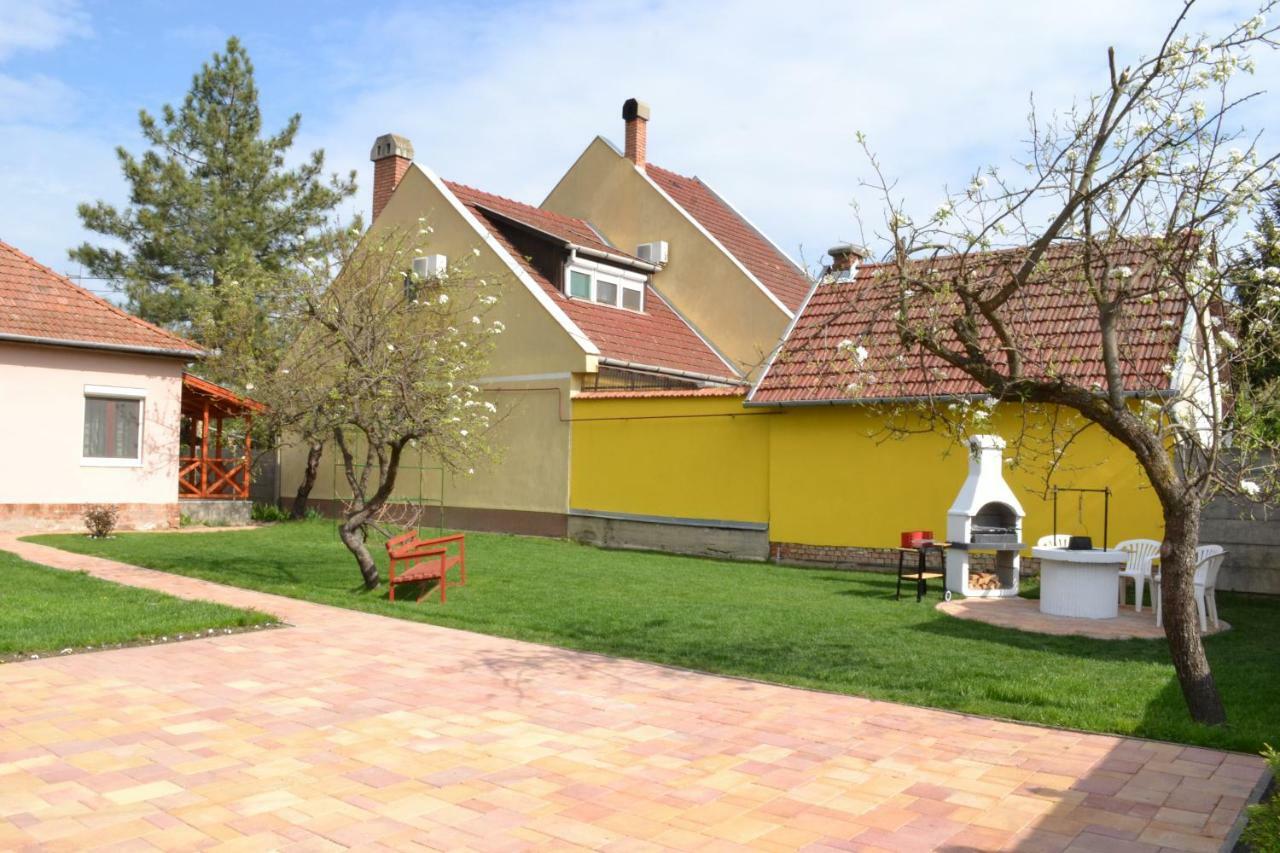 Liliom Apartman Дьюла Екстер'єр фото